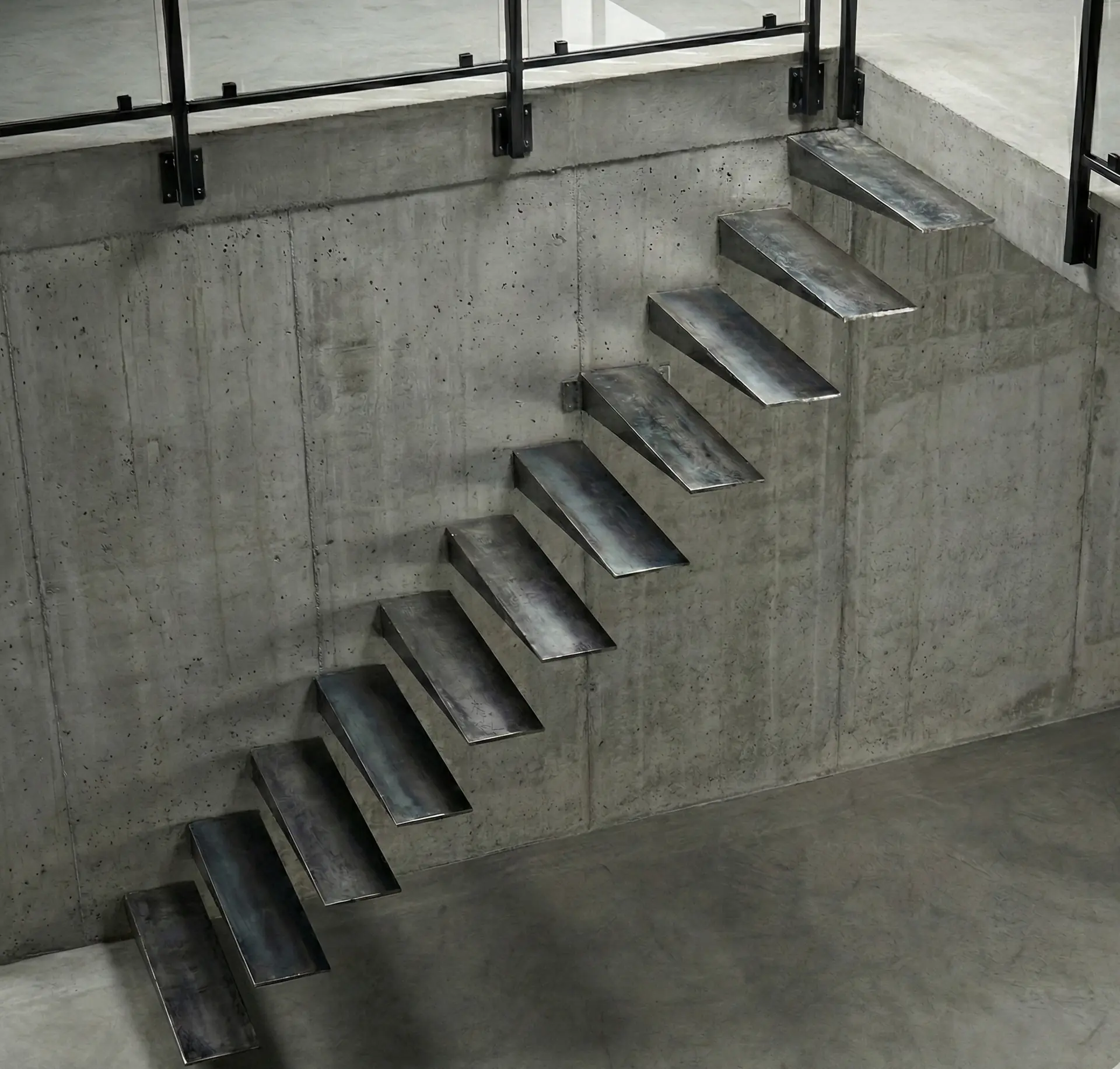 Garde-corps métallique autour du palier d’un escalier flottant en acier